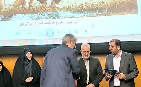 تقدیر از مدیرکل راه و شهرسازی جنوب کرمان در دومین رویداد جایزه جوانی جمعیت استان تقدیر از مدیرکل راه و شهرسازی جنوب کرمان در دومین رویداد جایزه جوانی جمعیت استان