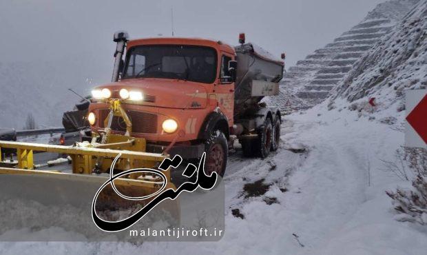 جاده‌های جنوب کرمان برفی است؛ رانندگان از زنجیر چرخ استفاده کنند
